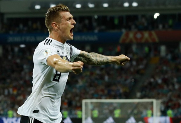 Toni Kroos le da triunfo agónico triunfo a Alemania ante Suecia y lo mantiene con vida