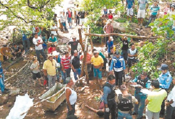 Dos jóvenes fallecen dentro de un pozo malacate en Valle
