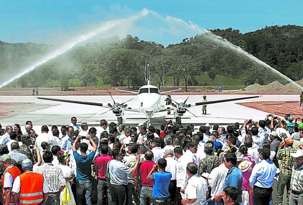 Presidente de Honduras inaugura aeródromo en Copán