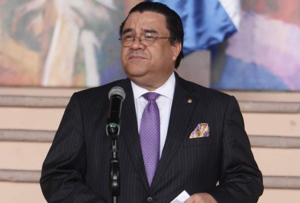 Arturo Corrales renuncia de cancillería hondureña