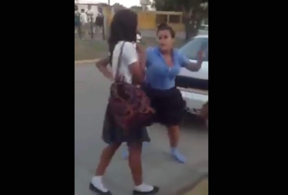 Video: Estudiante del JTR da fuerte paliza a joven