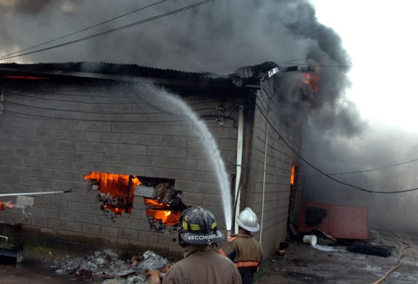 Millonarias pérdidas deja incendio en fábrica de muebles