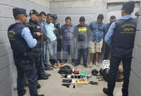 Capturan a expolicias en posesión de droga