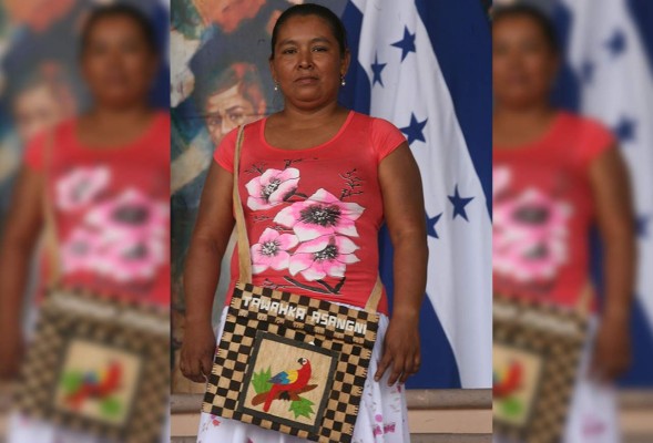 Recibe premio Maestro del Año y pide ayuda para su pueblo tawahka