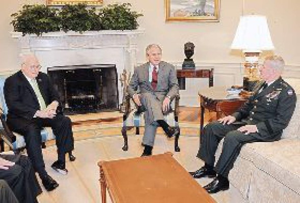 Demócratas buscan frenar a George Bush