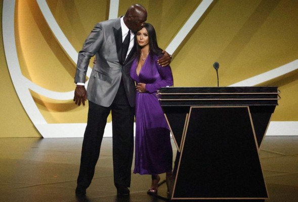 UNCASVILLE, CONNECTICUT - MAY 15: Vanessa Bryant is greeted by presenter Michael Jordan after speaking on behalf of Class of 2020 inductee, Kobe Bryant during the 2021 Basketball Hall of Fame Enshrinement Ceremony at Mohegan Sun Arena on May 15, 2021 in Uncasville, Connecticut. Kobe Bryant tragically died in a California helicopter crash on Jan 26, 2020. Maddie Meyer/Getty Images/AFP (Photo by Maddie Meyer / GETTY IMAGES NORTH AMERICA / Getty Images via AFP)
