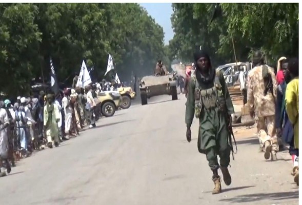 Mueren 47 estudiantes en un atentado suicida en escuela de Nigeria