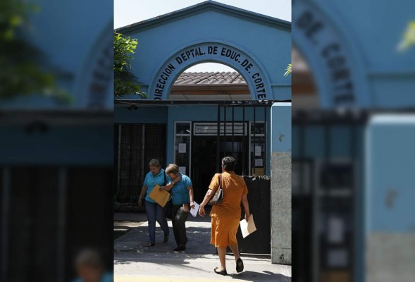 Maestros interinos de Cortés exigen pago