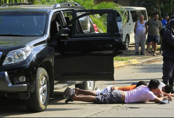 Detienen a 3 jóvenes ebrios por no pararse en un retén