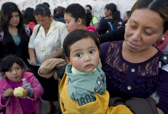 Juez ordena liberar a menores migrantes retenidos en EUA