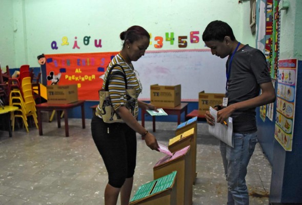 A citizen casts her vote during presidential and parliamentary elections at Chorrillo neighborhood in the outskirts of Panama City on May 5, 2019. - Panamanians went to the polls Sunday to elect a new president after a campaign dominated by concerns about corruption. (Photo by JOHAN ORDONEZ / AFP)