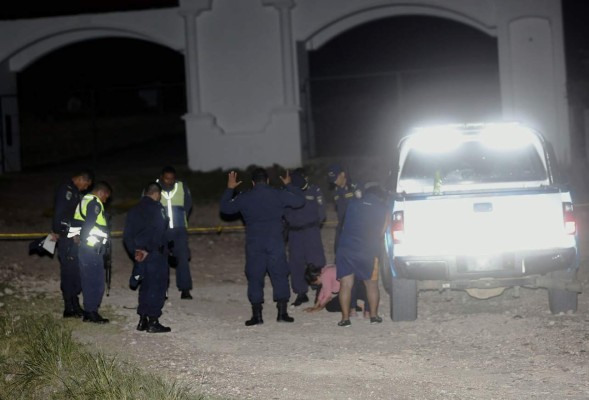 Policías hondureños oran antes de inspeccionar escena