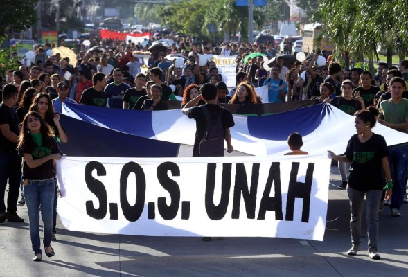 Más de 3,500 estudiantes de la Unah-vs protestan sin interrumpir clases