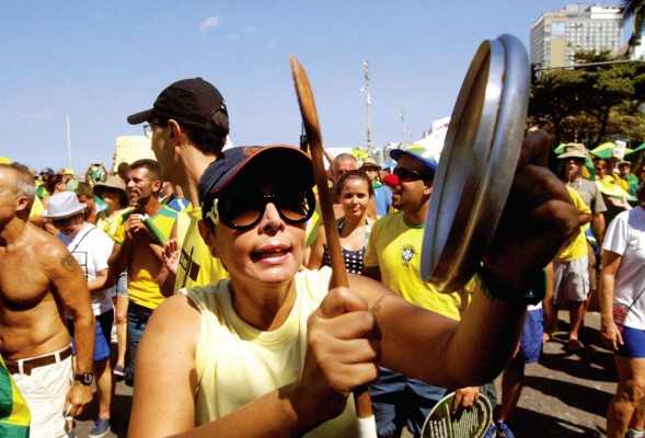 Dilma Rousseff da un giro de 180 grados para salvar su presidencia