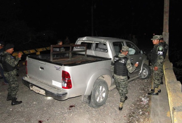 Patrulla choca contra puente y deja tres militares heridos