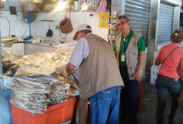 Vendedores acatan medidas de higiene para temporada de verano