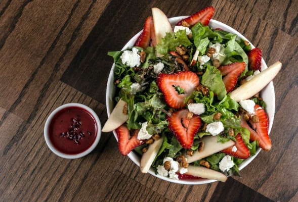 Ensalada con fresas y manzanas