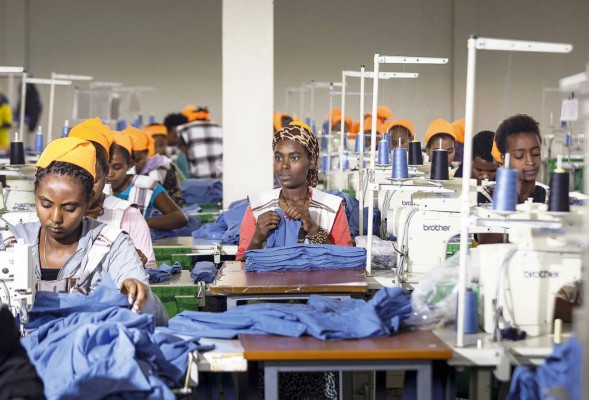 La búsqueda de mano de obra barata lleva a los fabricantes de ropa a África