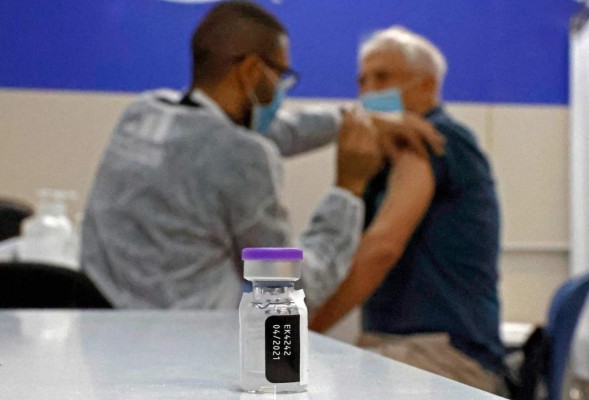 Pfizer afirma que su vacuna es eficaz frente a variantes británica y sudafricana