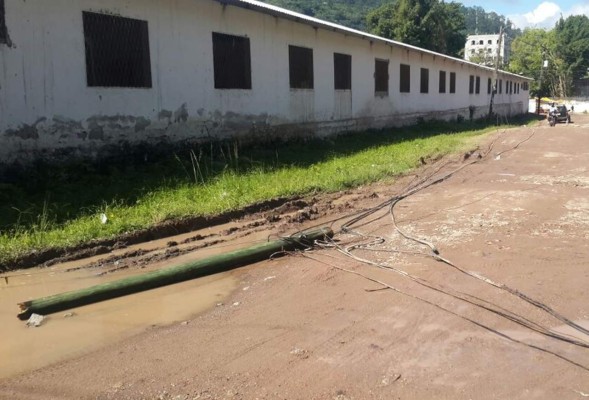 Daño en tuberías deja sin agua a Santa Bárbara