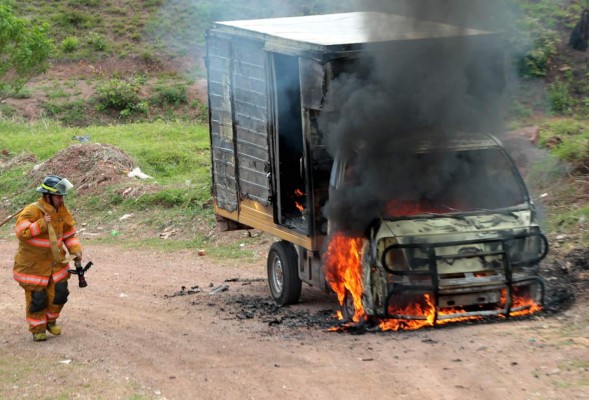 Pandilleros queman camión repartidor cargado de churros