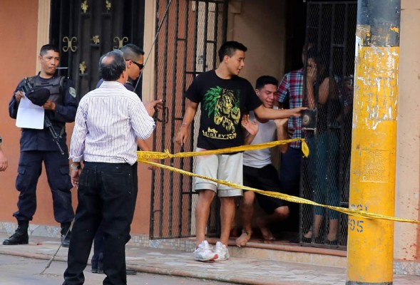 Asesinan a policía y hieren a su hijo