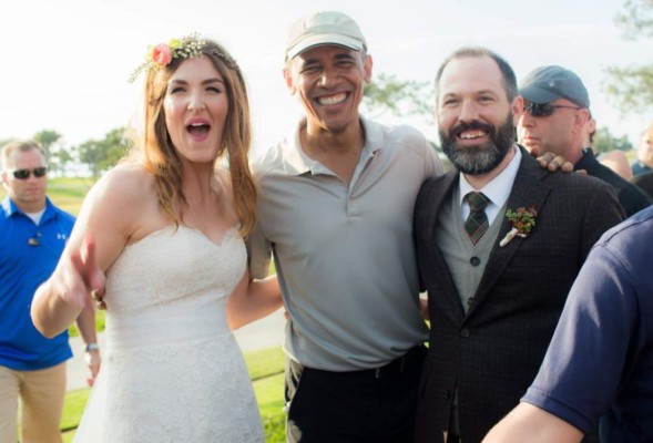 Obama se roba el protagonismo en una boda al 'colarse' sin invitación