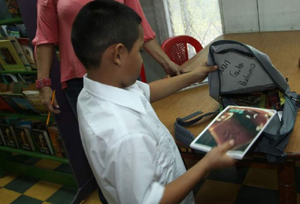 Carlitos no quiere regresar con su familia adoptiva