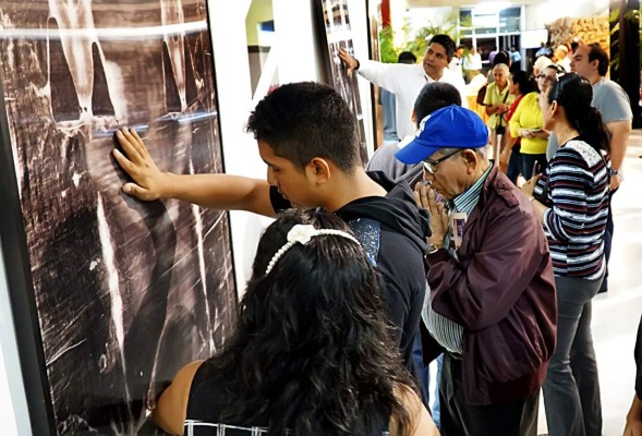 Con devoción y fe, miles de hondureños visitan la réplica de la Sábana Santa