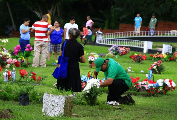 Hondureños recuerdan a sus muertos en los cementerios