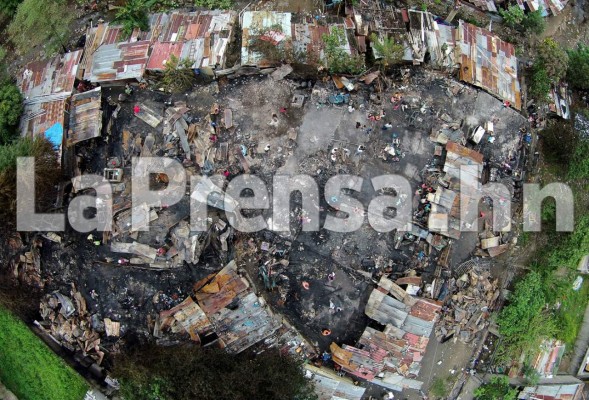 Vista aérea del predio adonde se encontraban las 80 casas consumidas por el incendio.