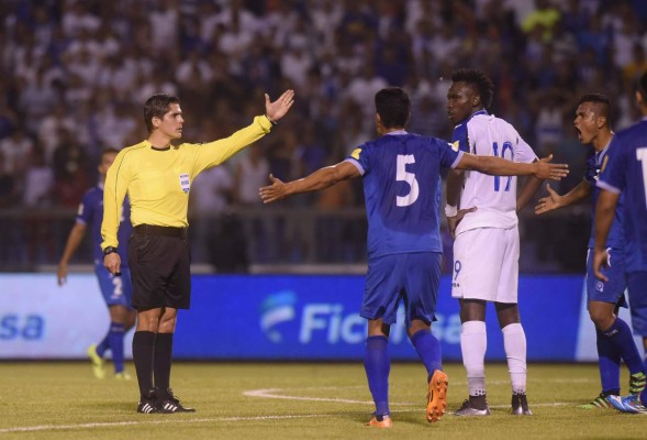 Honduras vence a El Salvador y se mete a la pelea