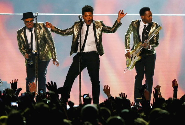 Espectáculo de Bruno Mars opacado por fuegos artificiales