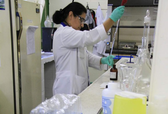 Aguas de San Pedro hace más de 2,000 análisis de muestras de agua al mes