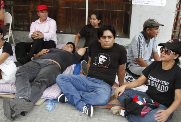 Indignados rechazan el diálogo y siguen en huelga