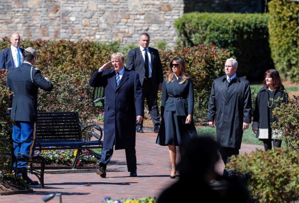 Trump asiste con Melania al funeral del reverendo Billy Graham