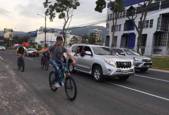 Carlos Vives se pasea en bicicleta por San Pedro Sula