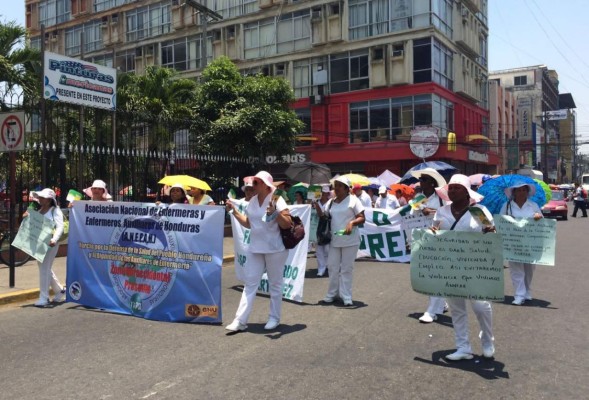 Honduras: Enfermeras dejan los hospitales y salen a las calles a protestar