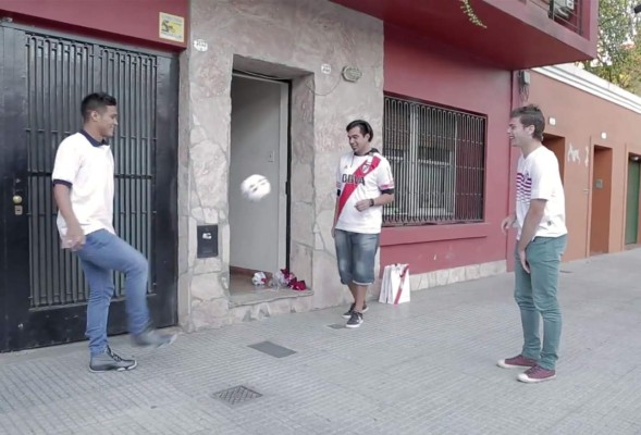 Jugadores de River Plate entregan a domicilio productos de su tienda