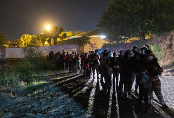 Migrantes hondureños son arrestados en una vivienda en la frontera con EEUU