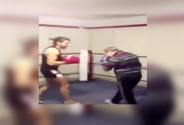Video: Anciano humilla a boxeador dándole paliza