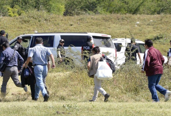 Policías mexicanos rastrean ríos en busca de pistas de los 43 desaparecidos