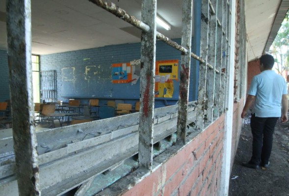 Destrucción y abandono en el instituto Primero de Mayo