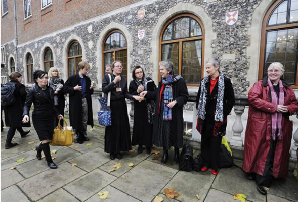 Iglesia de Inglaterra abre la puerta a la ordenación de obispas