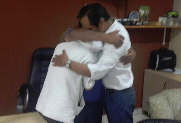 Paola, su padre Ricardo Paz y su novio se fundieron en un abrazo luego de platicar en un lugar de la capital. Foto: HRN.