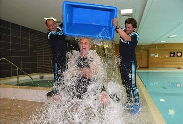 Video: Mourinho también acepta el desafío del Ice Bucket Challenge