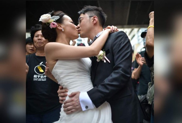 Se casan en medio de protestas en Hong Kong