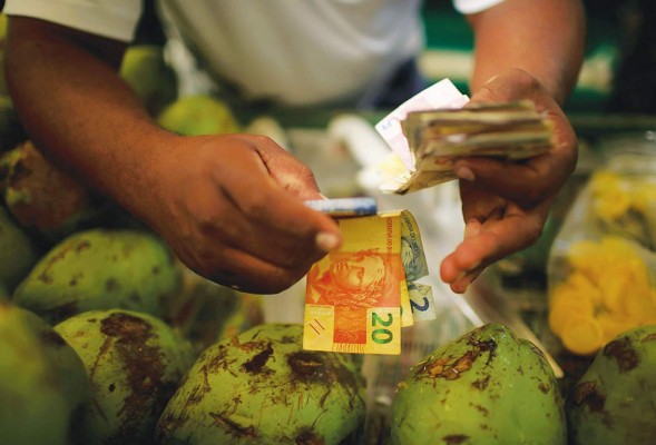Las monedas caen, pero los países emergentes no sacan provecho