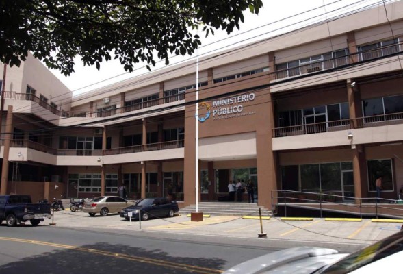 Fiscalía acusa a jefa de Patología