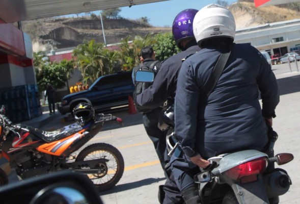 Agente de la DNIC tirotea su propio carro